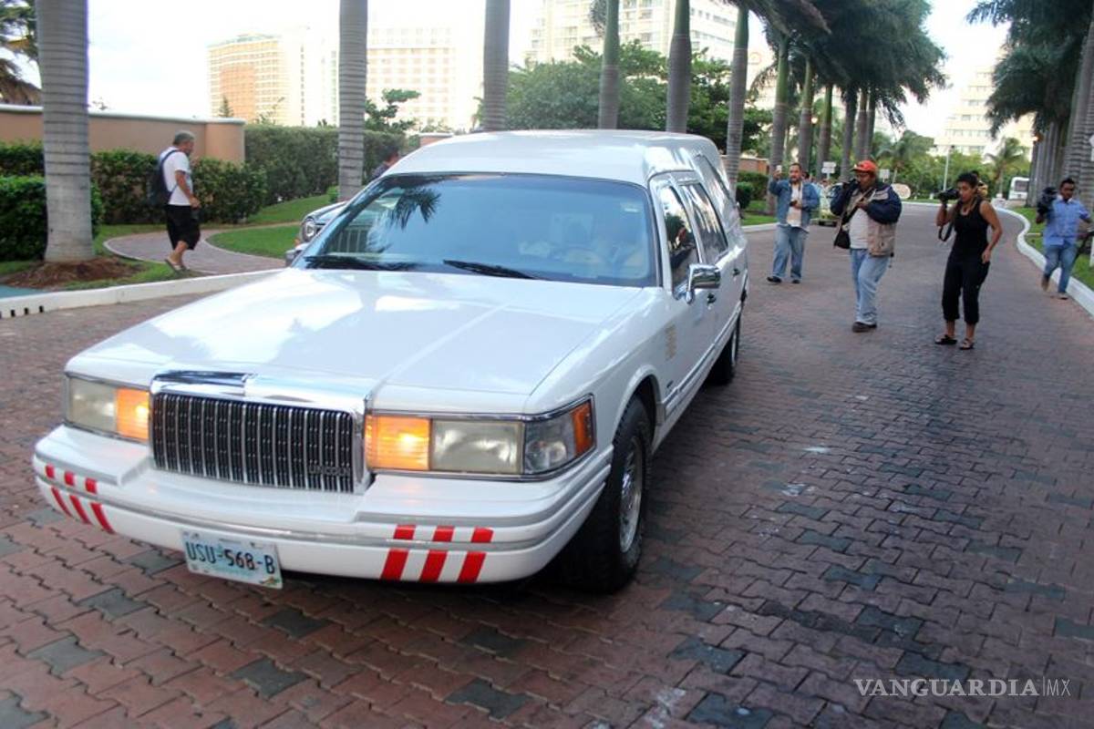 Comienza cortejo fúnebre de Chespirito en Cancún