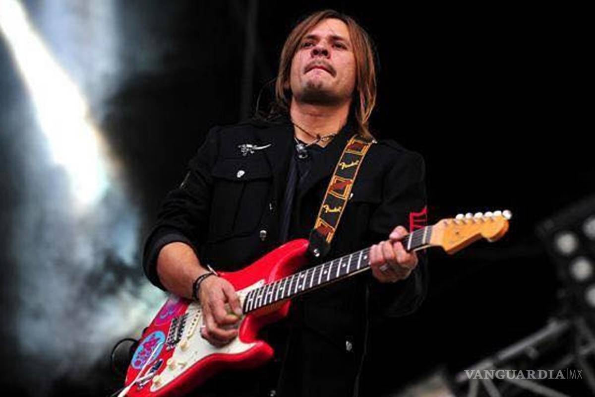 Cesar 'Vampiro' López en tributo a Caifanes