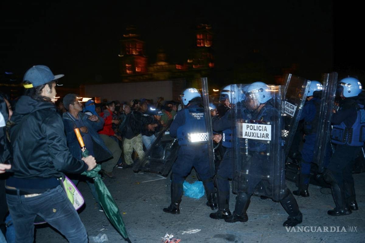 Denles duro y que no se vayan: granaderos en el Zócalo