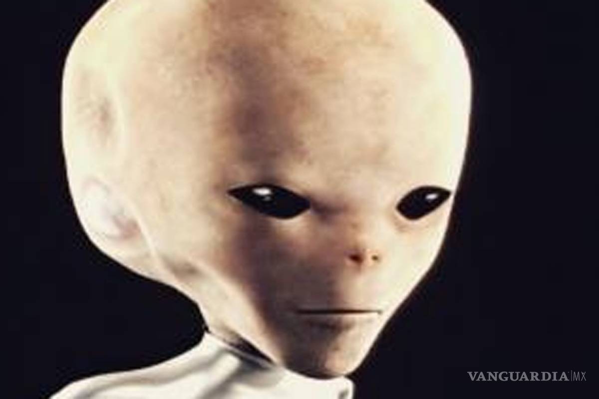 Jaime Maussan presenta el rostro de extraterrestres de Roswell en el Auditorio Nacional