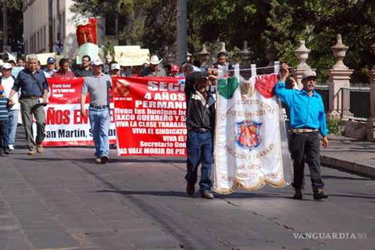Desalojan 200 policías plantón de 30 labriegos en Zacatecas