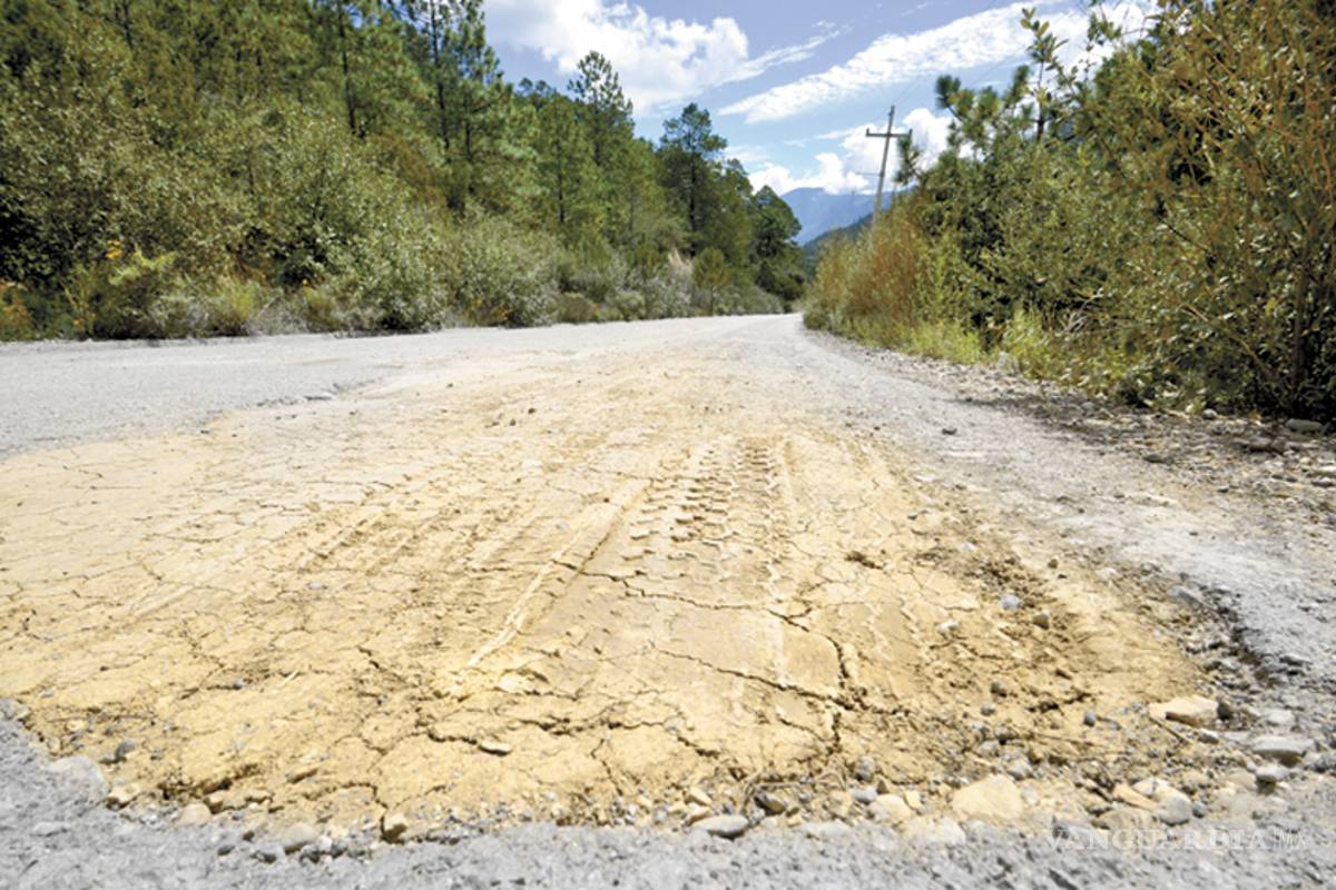 Alcalde de Arteaga da largas para reparar carretera