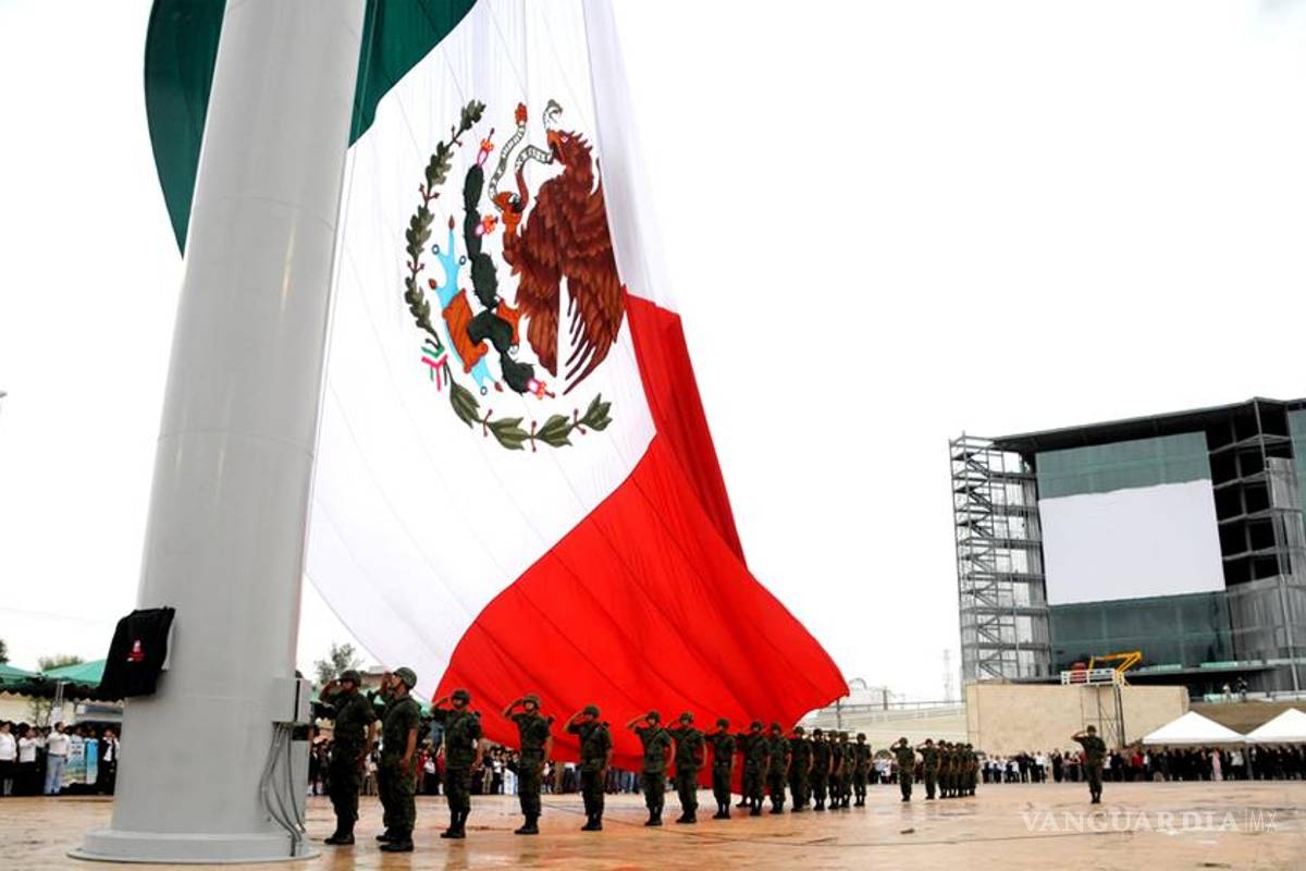 Monumental Bandera de la Plaza Mayor, una las más grandes de México