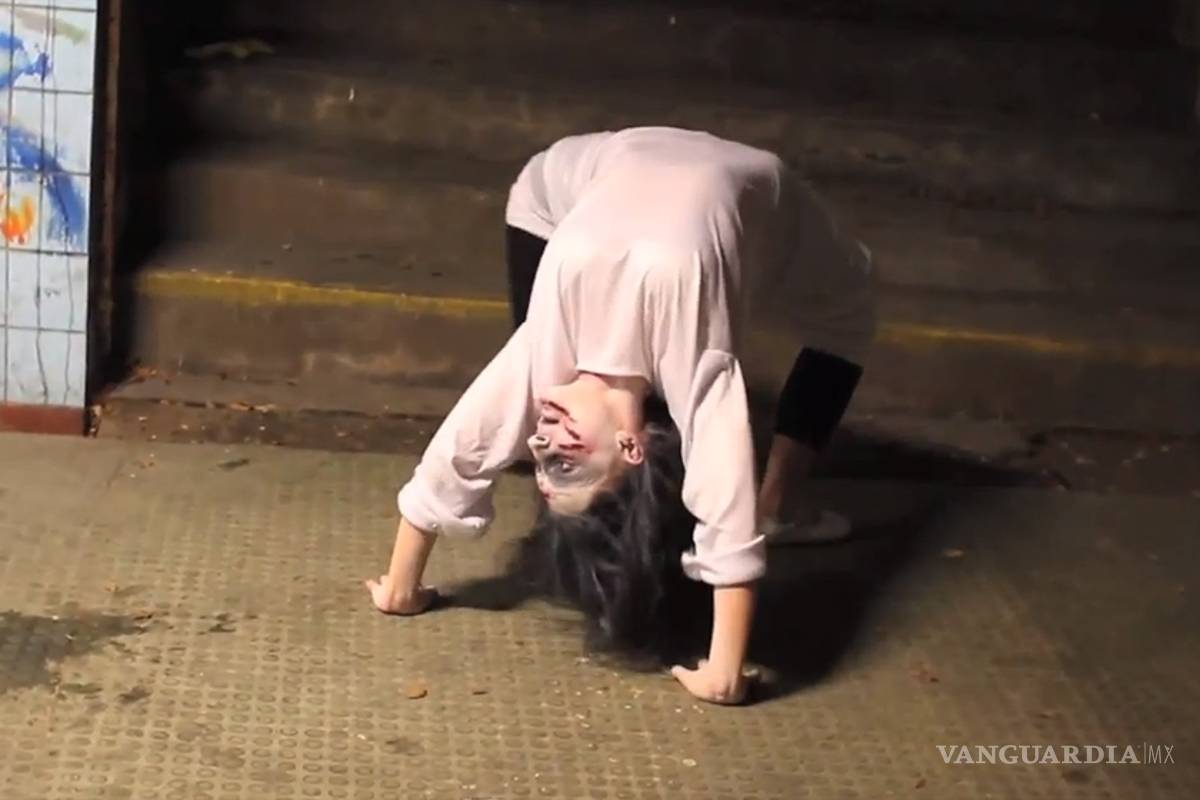 Niña del Exorcista asusta a transeúntes (video)