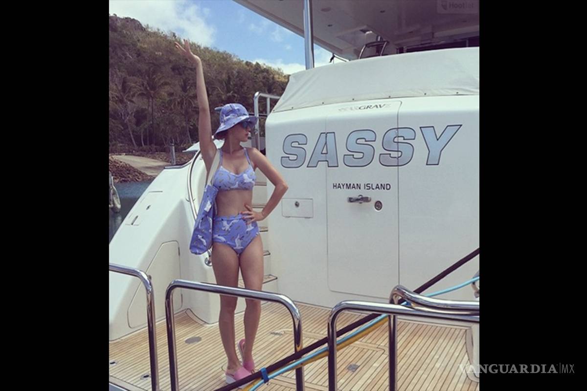 Katy Perry deslumbra en redes sociales con bikini retro