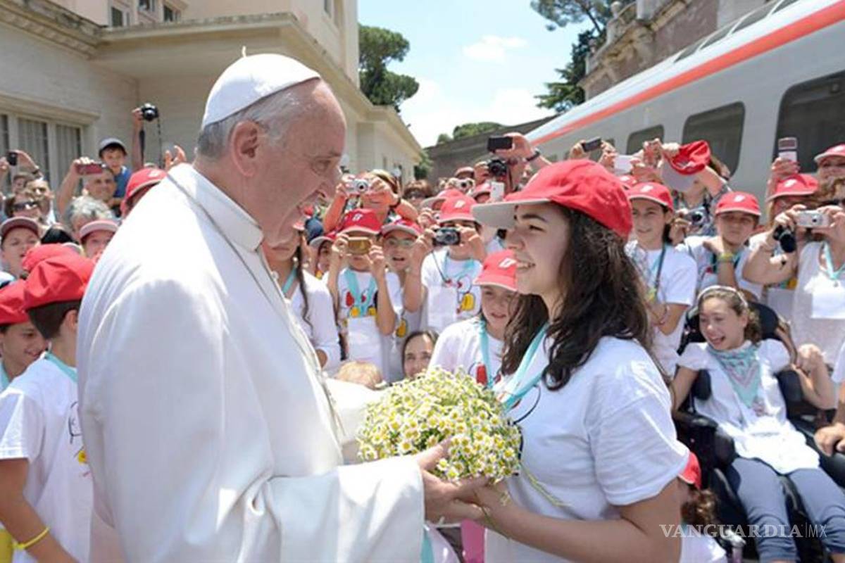 Recibe Papa con bromas a niños que llegaron en tren al Vaticano