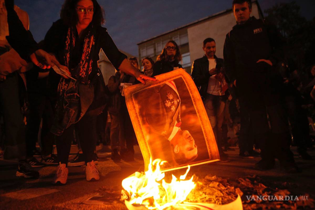 Reciben con protestas al Rey Felipe de España, en Barcelona