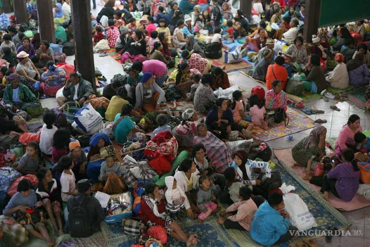 Indonesia ordena evacuación por actividad volcánica en Sumatra