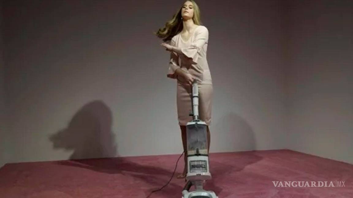 Ivanka Trump molesta por obra de arte que la muestra usando aspiradora