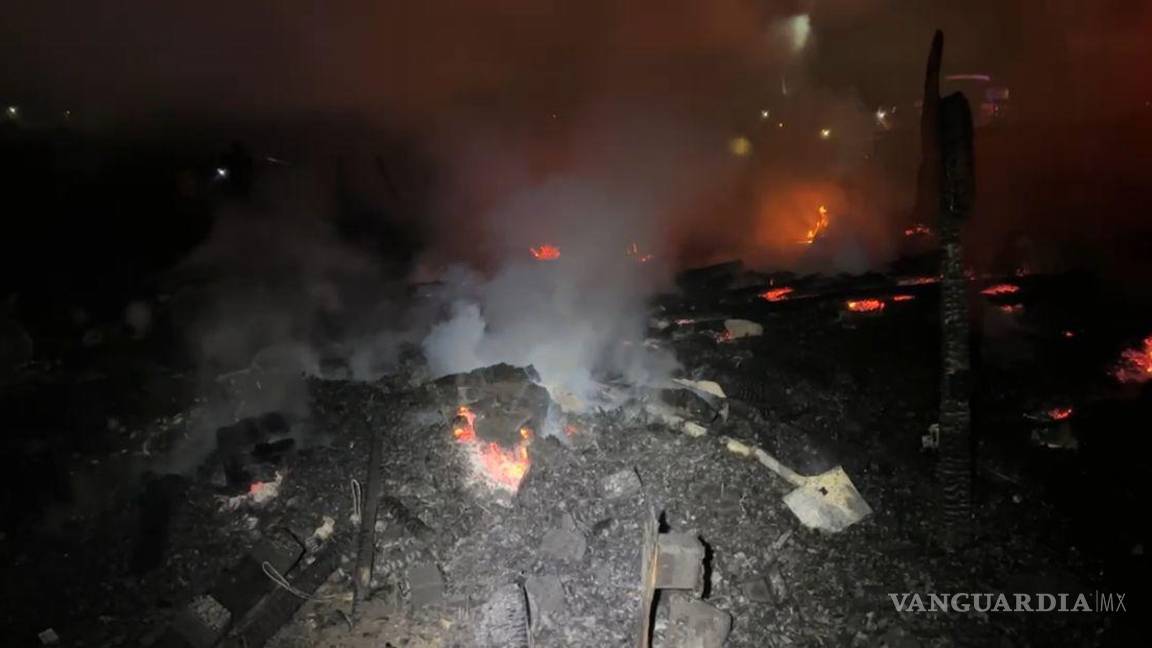 $!Cuatro tejabanes quedaron completamente calcinados tras el incendio registrado la noche del sábado.