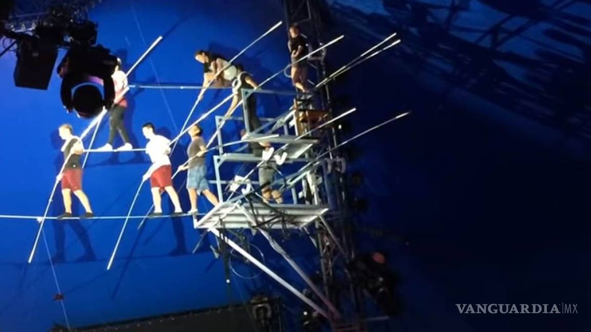 Equilibristas intentan cruzar la cuerda floja y caen desde las alturas