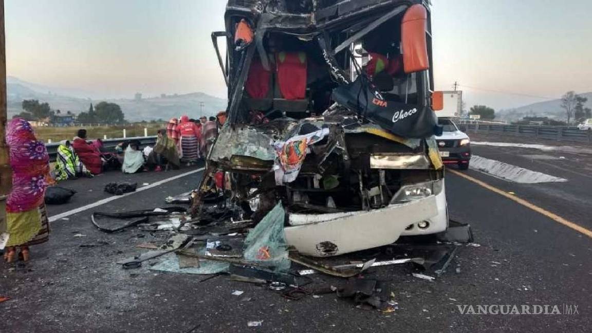 Choca camión de peregrinos en Michoacán; reportan dos muertos y 15 lesionados