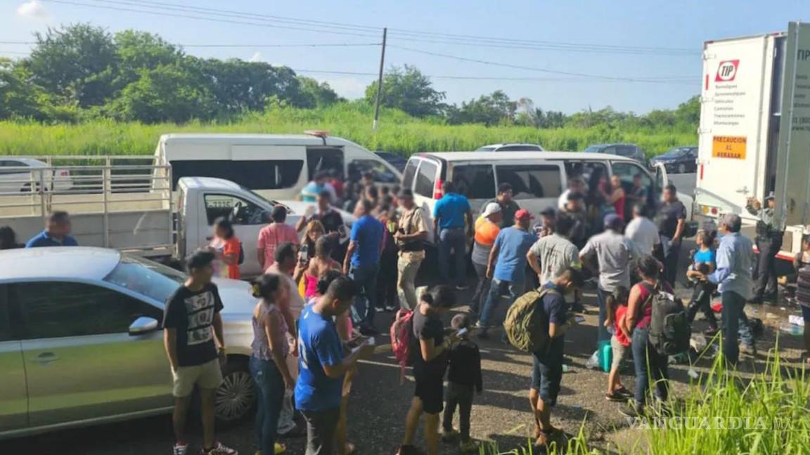 Localizan a 172 migrantes en un camión en Veracruz