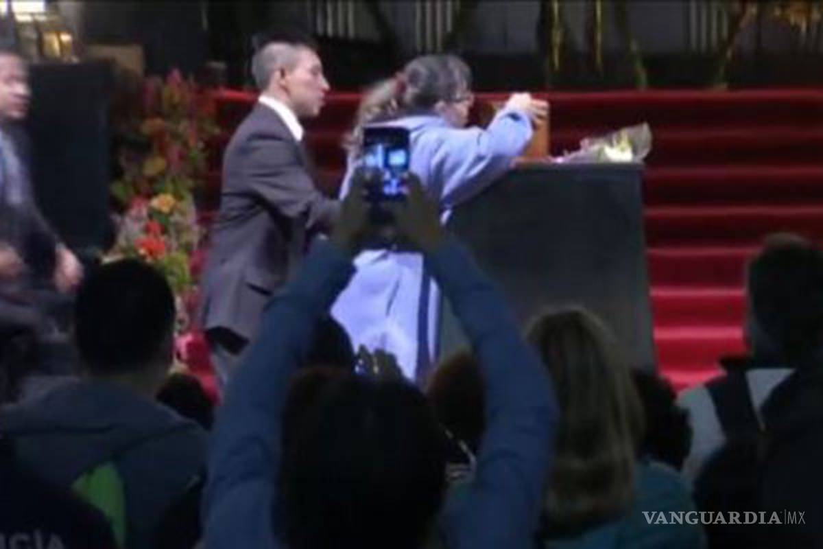 Fan de Juan Gabriel burla seguridad y besa su urna en Bellas Artes