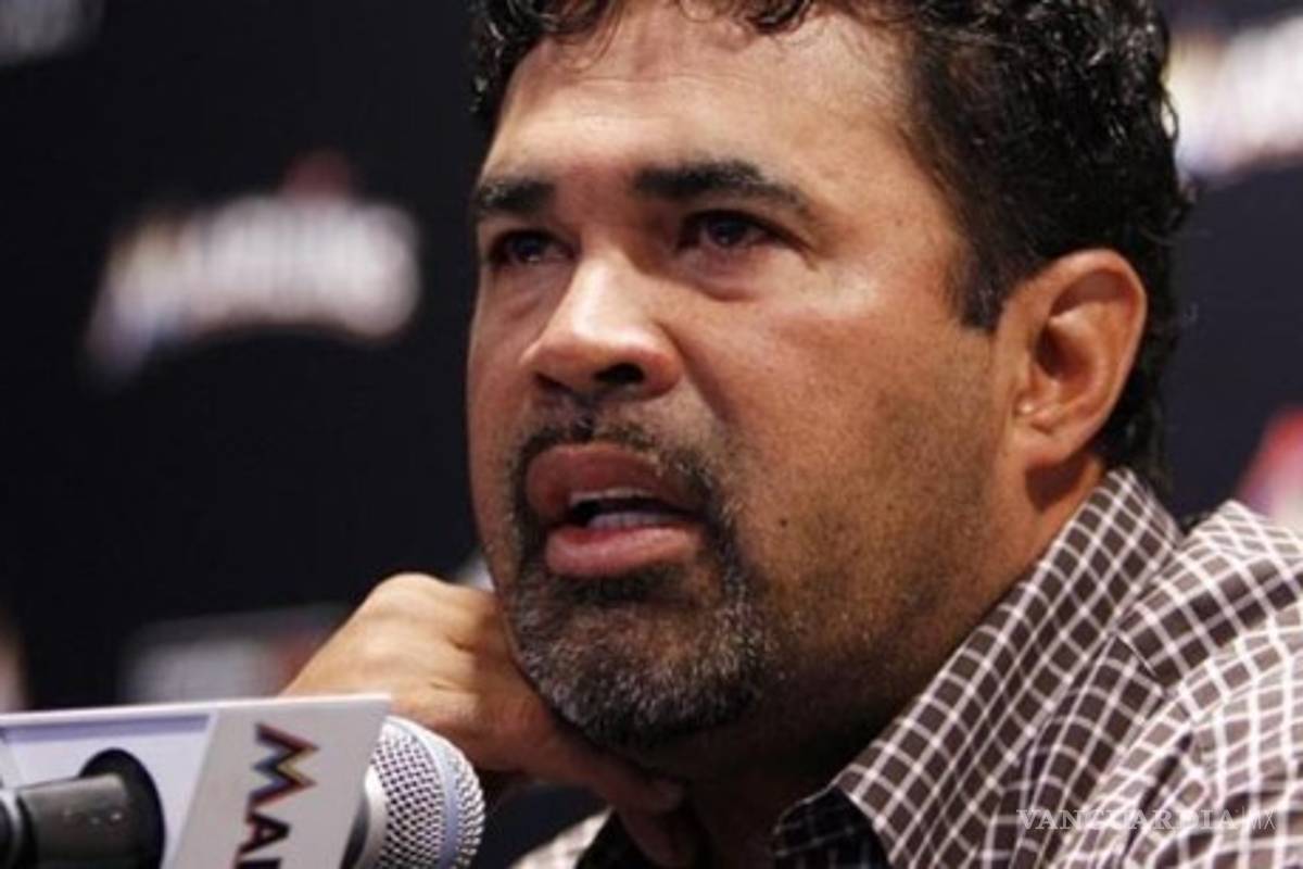 Arrodillan a 'Ozzie' Guillén por elogiar a Fidel Castro