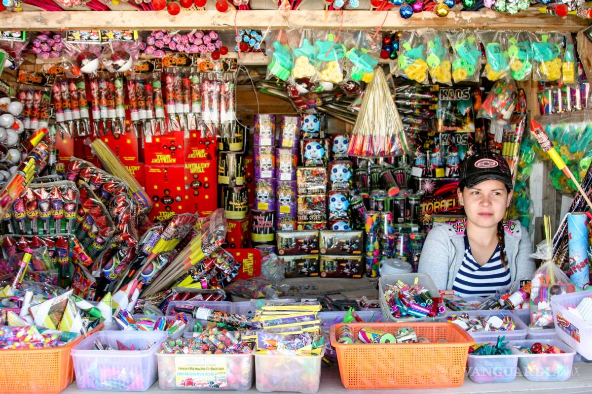 Te impactará esta imagen de una vendedora en riesgo, en la Feria del cohete de Arteaga, Coahuila. Después de una inspección