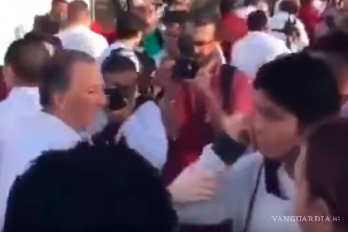 Adolescente le niega el saludo a Meade en su visita a Cancún