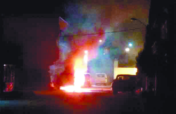 Explota auto de diputado frente a casa de gestión