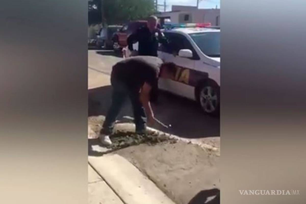 Policías multan a hombre por tapar bache y lo obligan a destaparlo