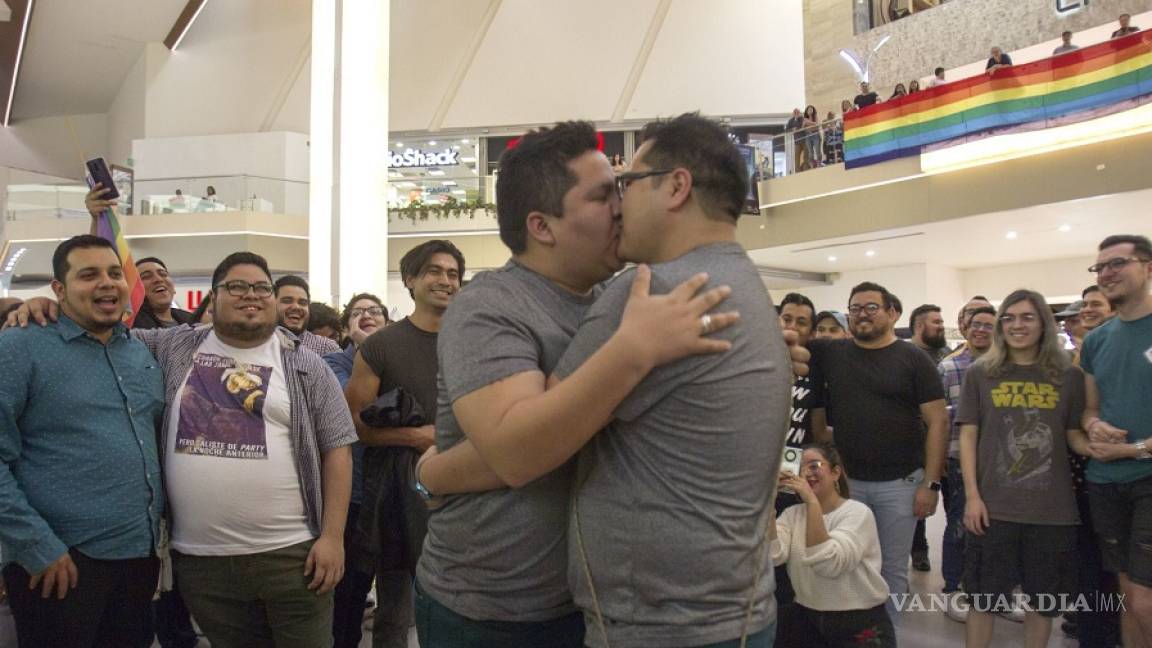 Con un 'besotón' protestan contra la homofobia en Monterrey