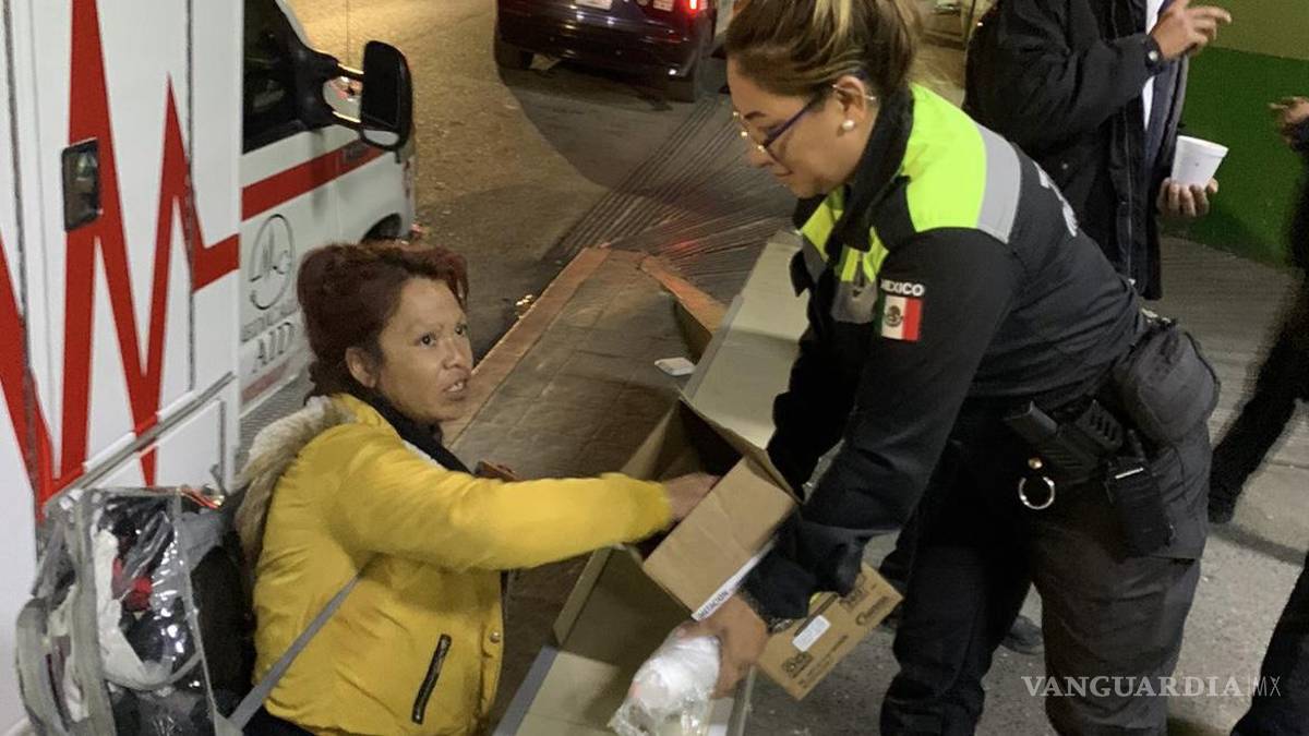 Regalan café y pan policías municipales en el exterior de la Clínica 1 del IMSS de Saltillo