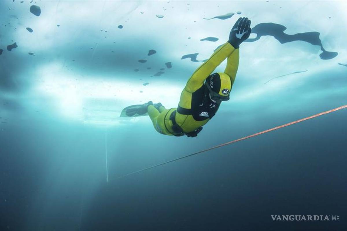 Valentina Cafolla bate el récord en buceo libre bajo hielo