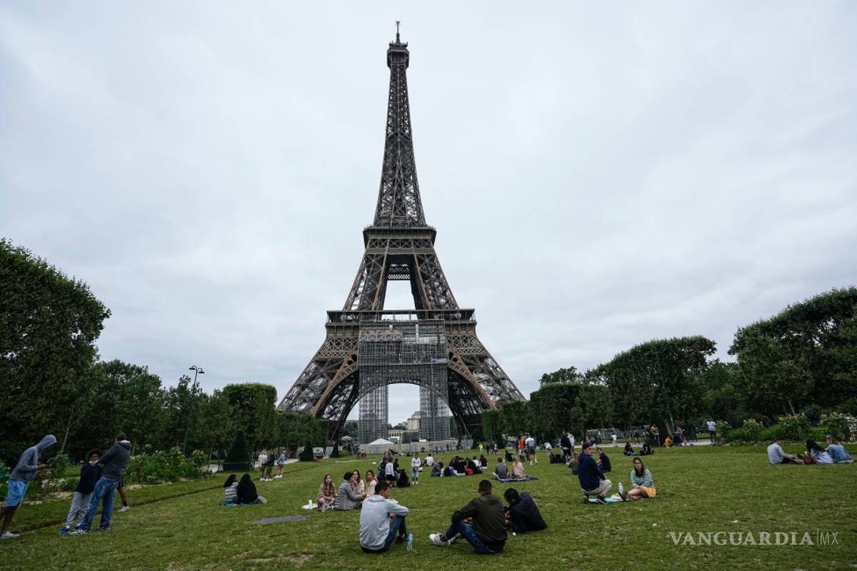 Tras nueve meses cerrada reabre la Torre Eiffel