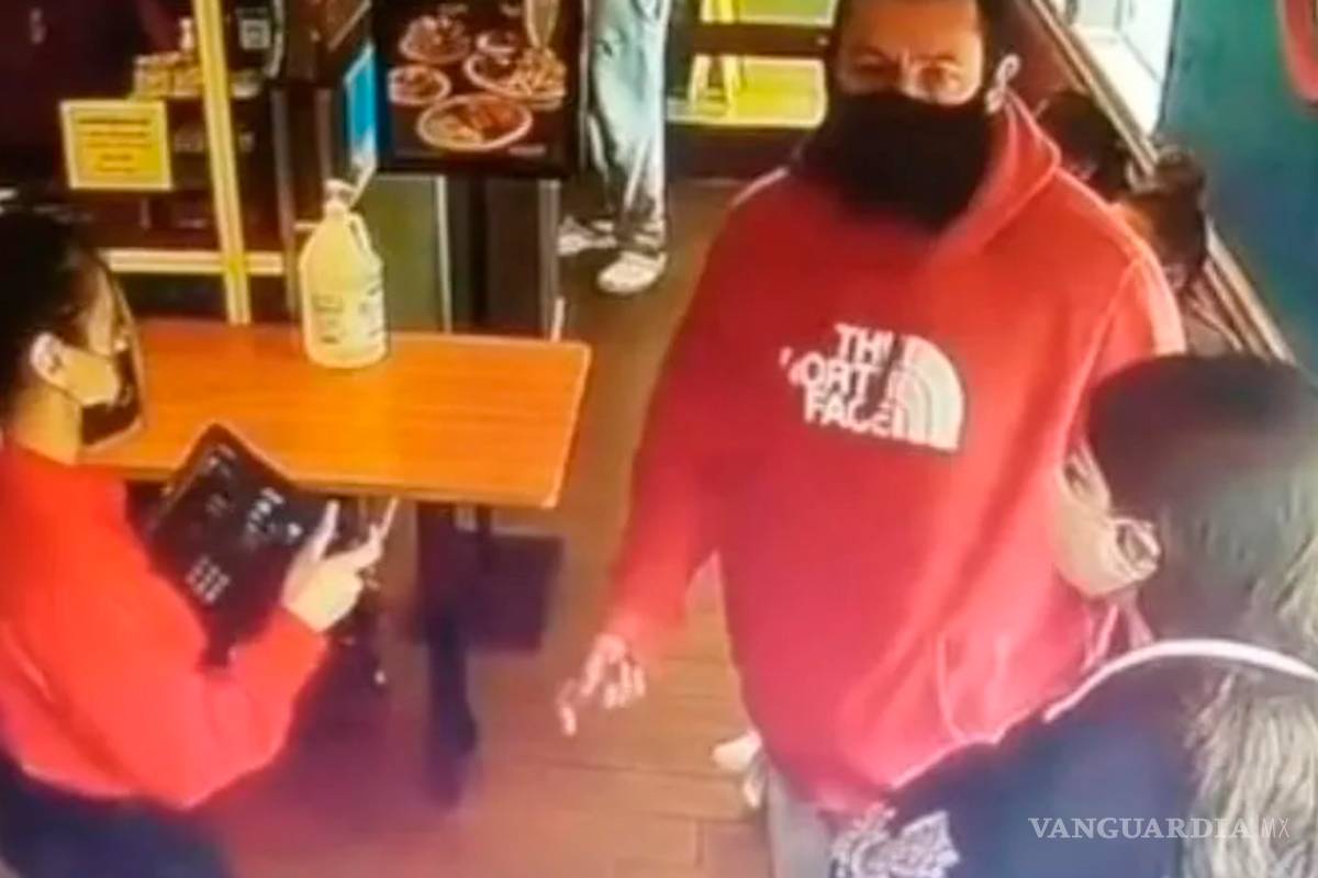 ¡No hay mesas, joven! Mesera rechaza a Adam Sandler en un Ihop