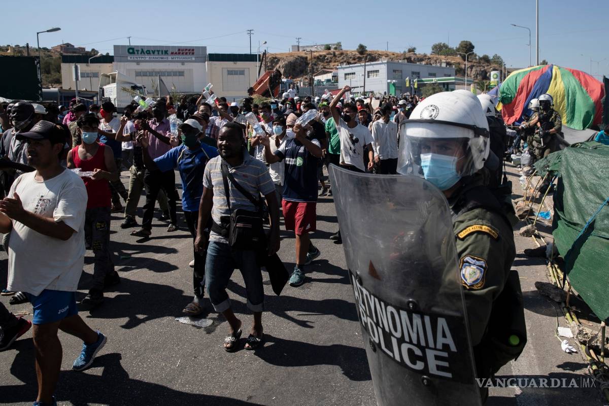 Se enfrenta la policía griega contra refugiados de Lesbos