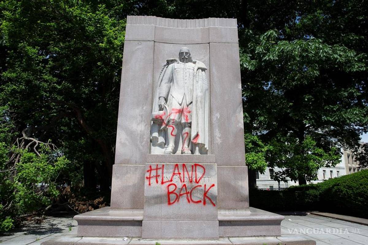 $!Monumentos y estatuas son víctimas de la ira y las protestas antirracistas en todo el mundo (fotos)