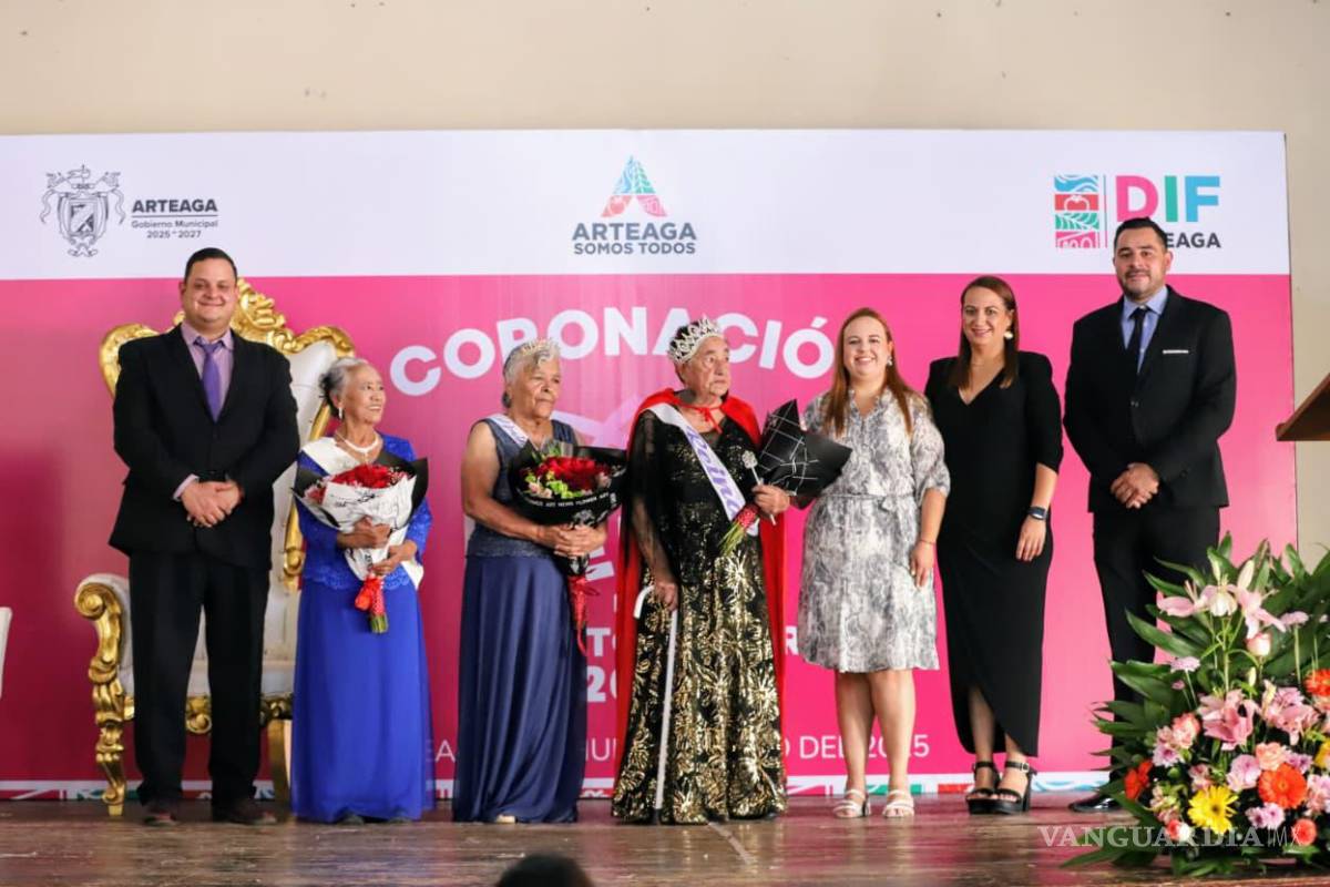 Corona Arteaga a Minerva Durán como su Reina del Adulto Mayor 2025