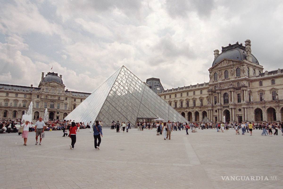 Encapuchados roban joyas de ‘valor inestimable’ en el Louvre durante apertura del museo