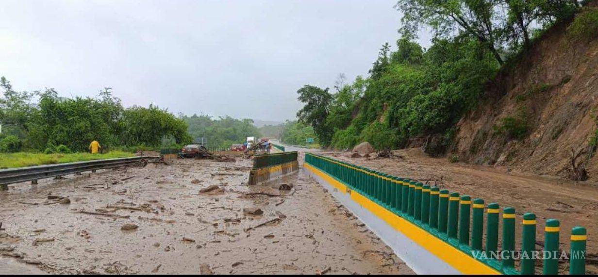 $!Huracán ‘John’ dejó daños en carreteras de Guerrero, Michoacán, Edomex y Oaxaca