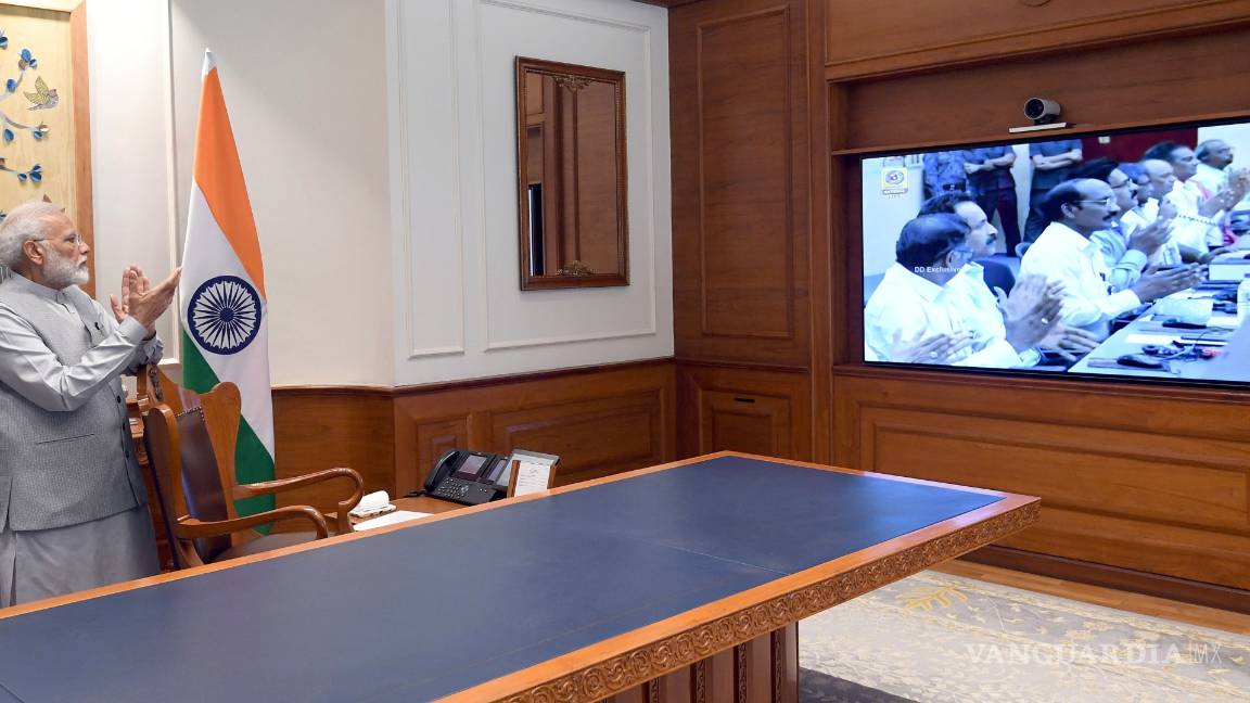 $!India lanza con éxito su misión al inexplorado polo sur de la Luna