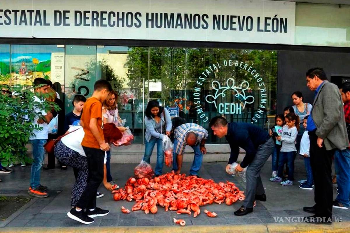 Protestan contra CEDHNL con muñecos &quot;ensangrentados&quot;