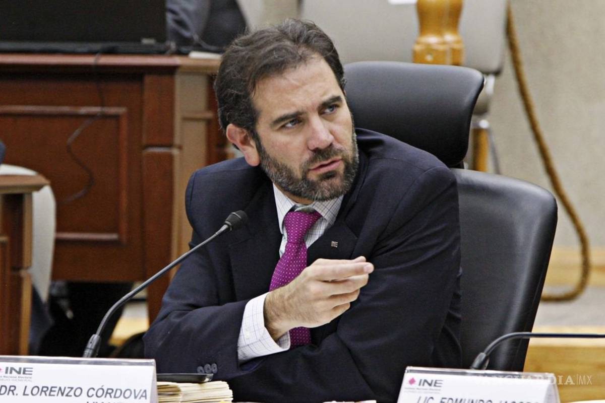Buscan sacar a Lorenzo Córdova del INE, seguidores de la 4T juntan firmas en Change.org