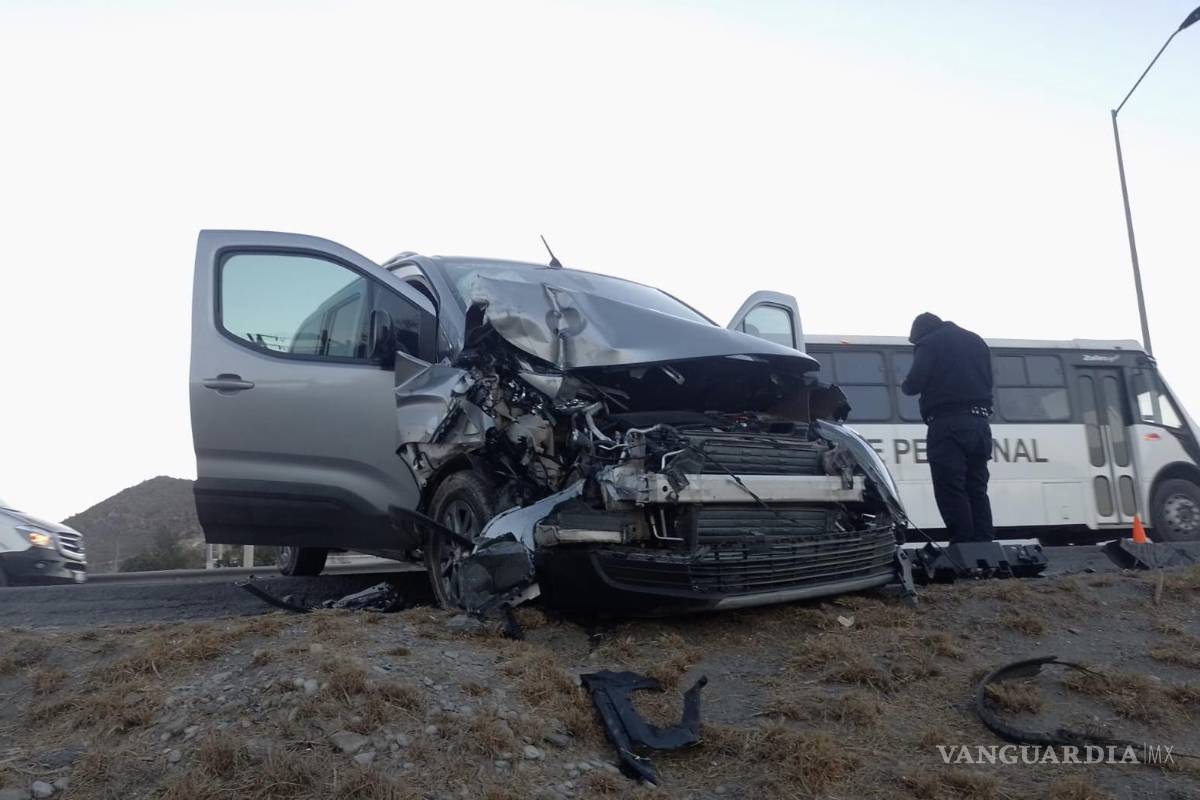 Trailero provoca caos vial y huye, en la carretera Monterrey-Saltillo