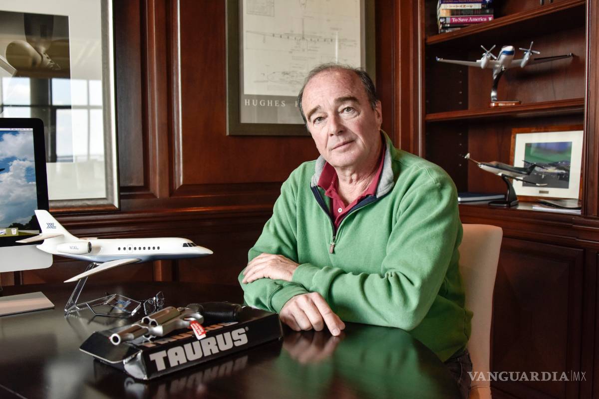 Empresario exige que empleados porten armas en la oficina