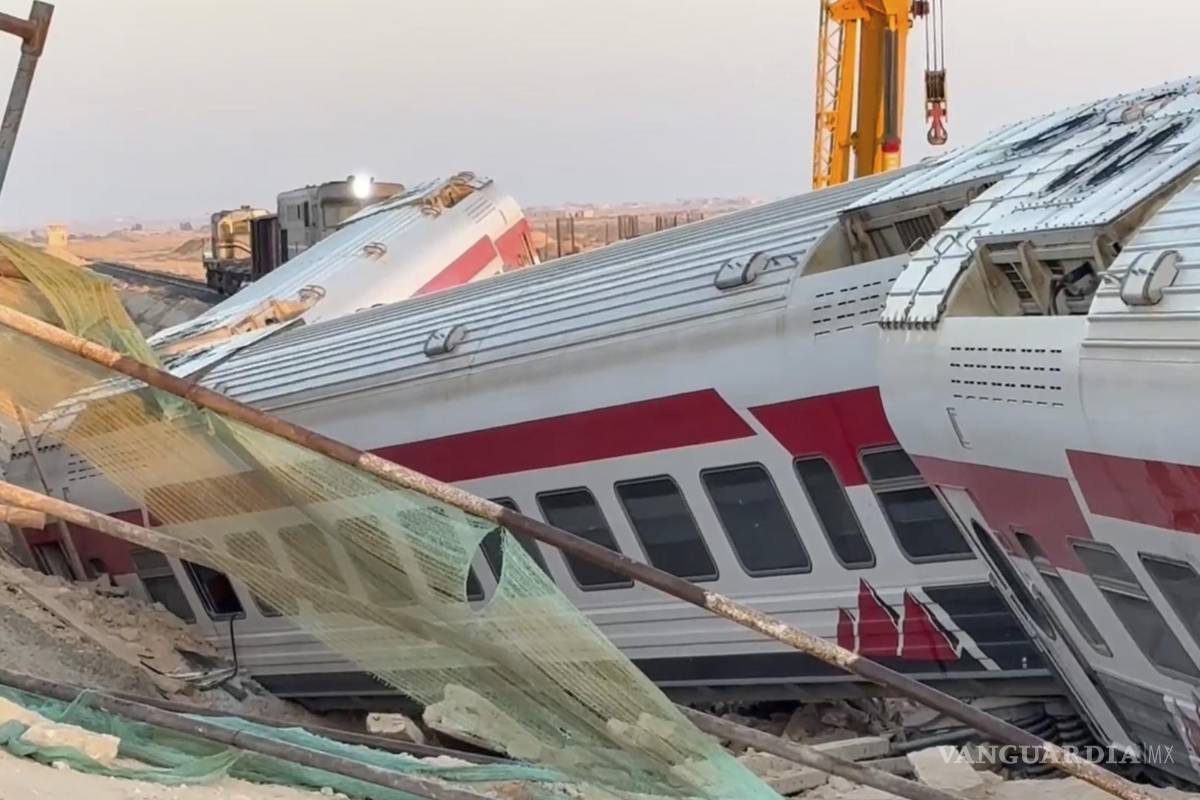 Tres muertos y 94 heridos deja accidente por descarrilamiento de tren en Egipto