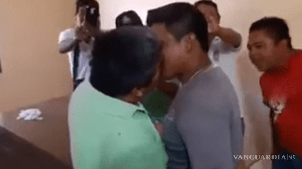 Líder de la CTM en Oaxaca obliga a trabajadores a besarse por concesiones