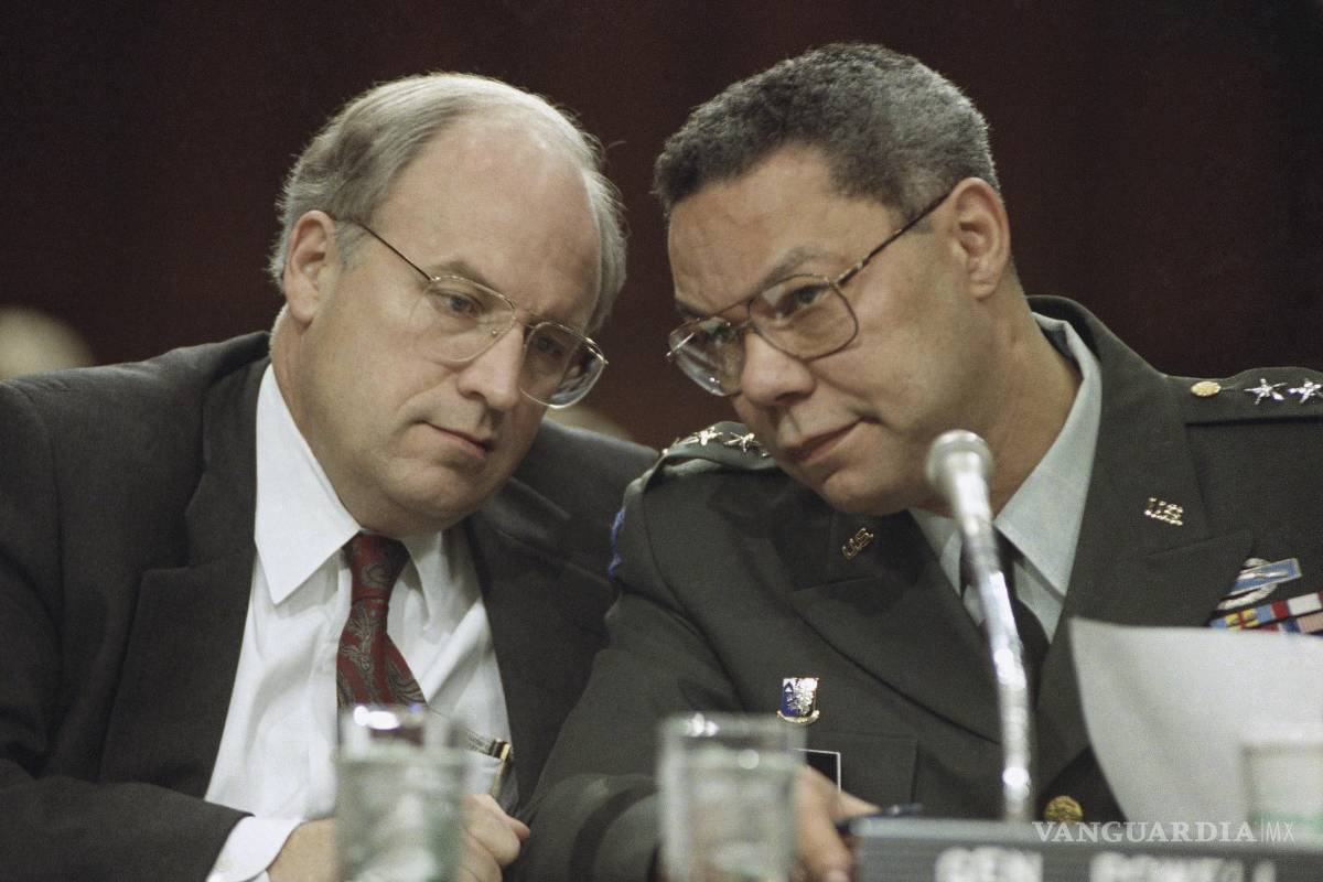 $!Dick Cheney y el jefe del Estado Mayor Conjunto, el general Colin Powell, antes de testificar ante el Comité de Servicios Armados del Senado, el 21 de febrero de 1991.