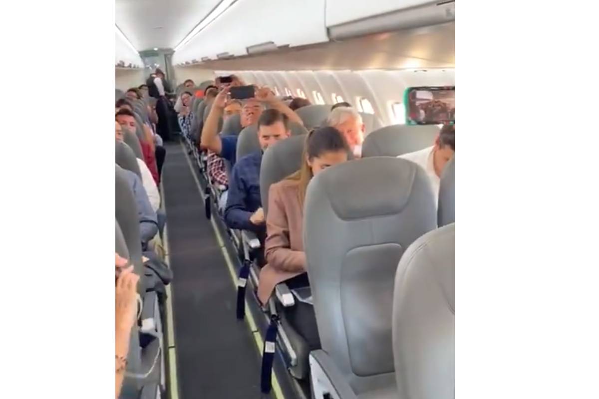 Felicitan a López Obrador por usar vuelos comerciales