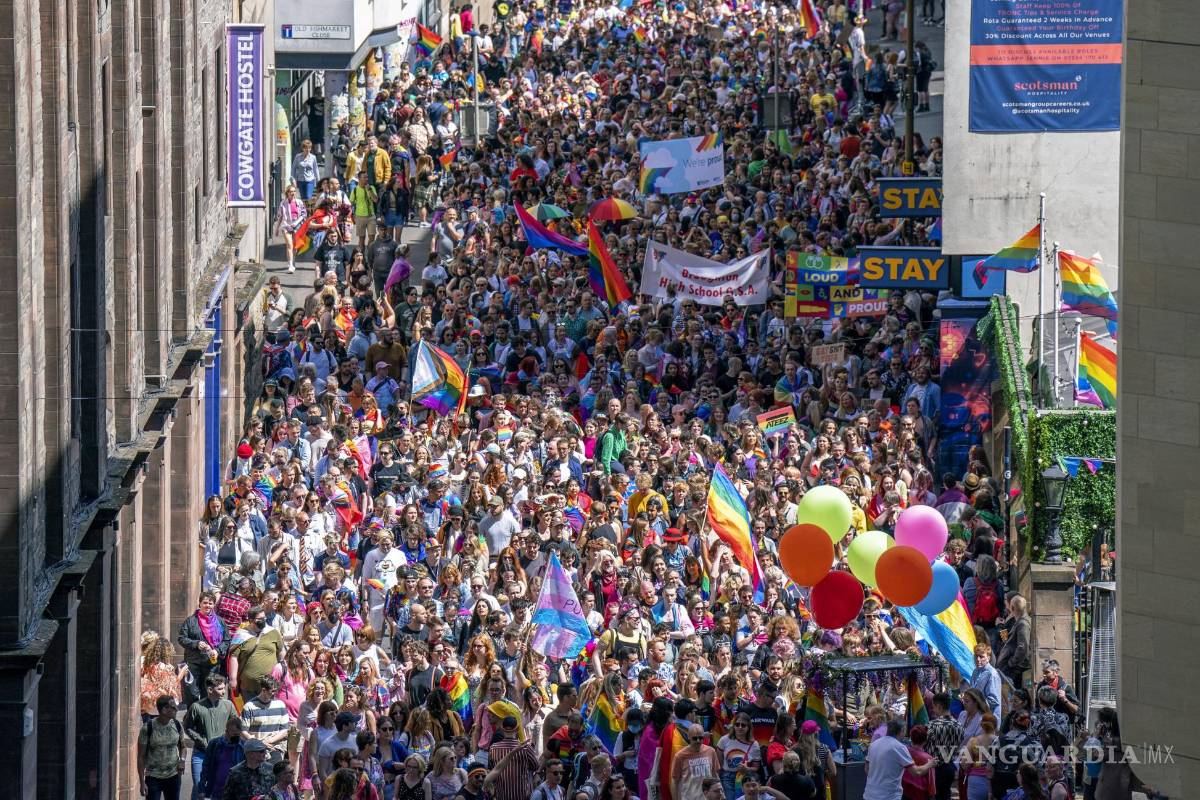 $!La gente desfila a lo largo del Cowgate durante el evento Pride Edinburgh 2022 en Edimburgo, Escocia.