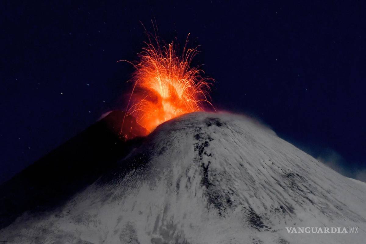 Continúa arrojando lava el monte Etna, en Italia; hizo erupción desde el 12 de noviembre