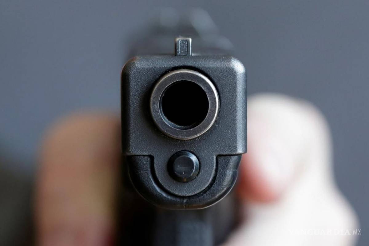 Madre le dispara accidentalmente a su hija, después de que ella regresó a casa de la universidad para sorprenderla