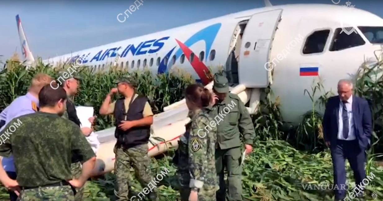 $!Airbus 321 aterriza de emergencia en un campo de maíz en las afueras de Moscú
