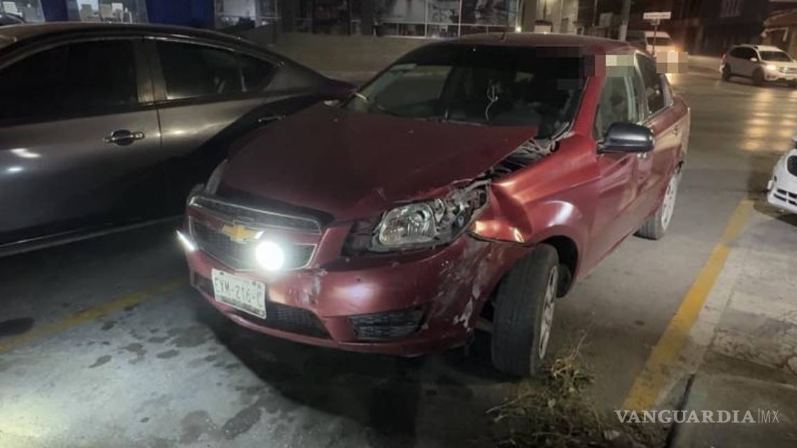 $!El impacto provocó que ambos vehículos fueran proyectados varios metros, sufriendo severos daños en sus carrocerías.