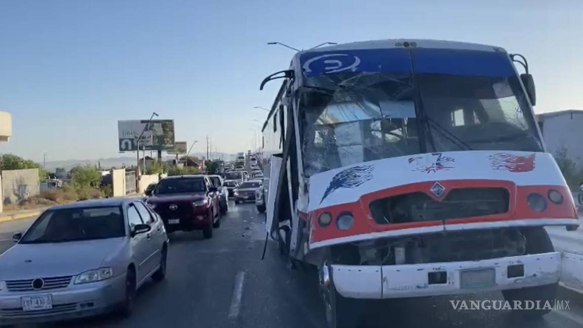 Chocan por alcance dos unidades de transporte al sur de Saltillo, generando congestión vial