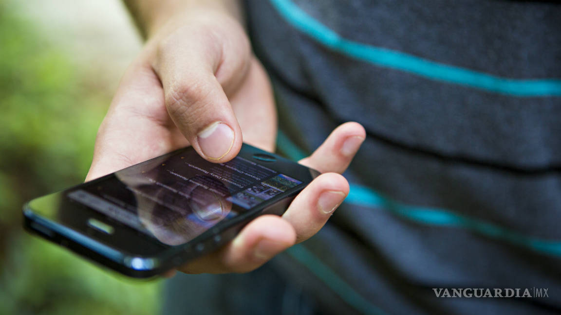 Mexicanos usan celulares para fingir estar ocupados y no conversar