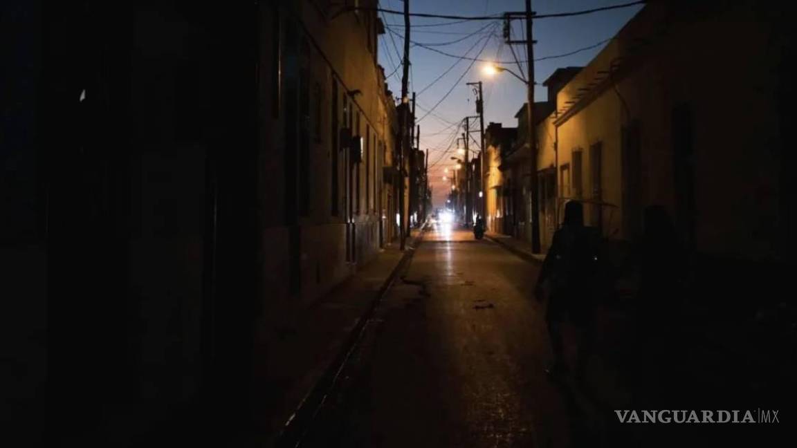 Cuba, en la oscuridad, apaga 74% del alumbrado público por falta de combustible